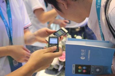 科創峰會上的翻譯黑馬力 悅譯翻譯機構想人工智能新高度 | 智看企業篇科技暢享文章生成